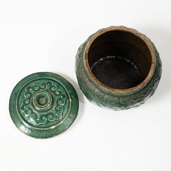 A green glazed jar, Southern China, Qing dynasty, 19th century.