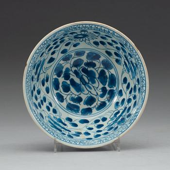 A blue and white bowl, 17th Century.