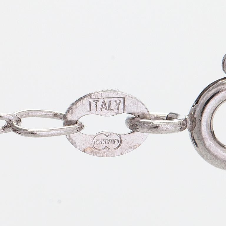 Halsband, 14K vitguld, hänge i form av hjärta med diamanter totalt ca 0.50 ct.