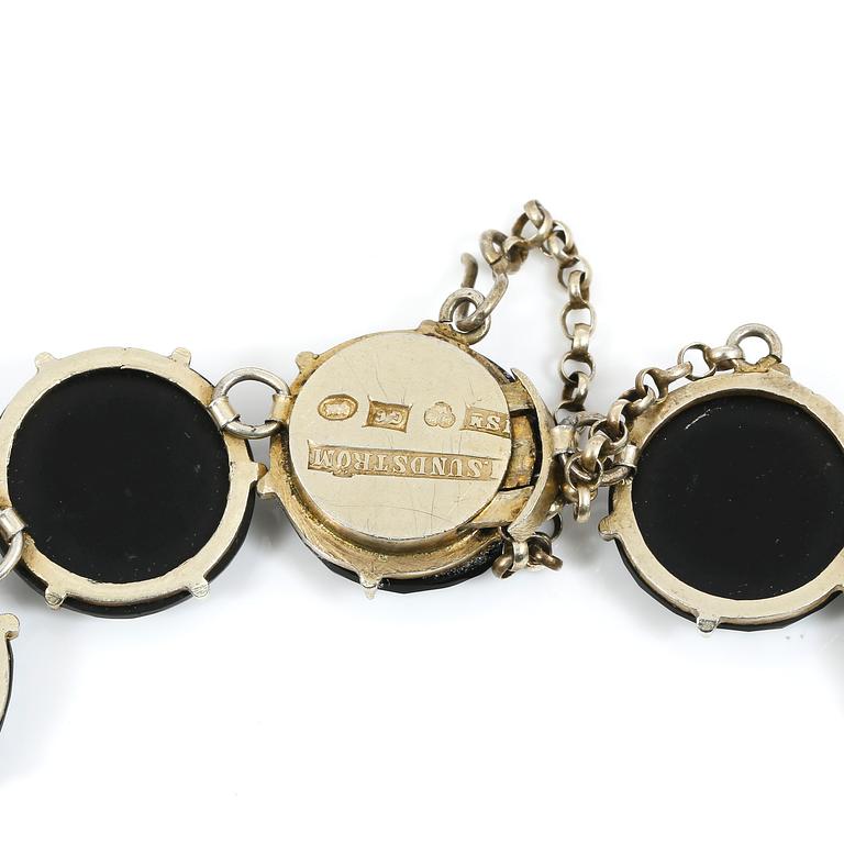 SMYCKEGARNITYR, 6 delar, bla silver med onyx resp jet, 1880-tal till omkring sekelskiftet 1900.