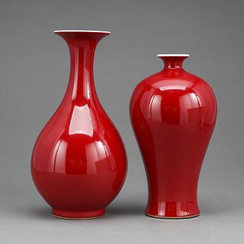 VASER, 2 st, porslin, Kina, modern tillverkning.