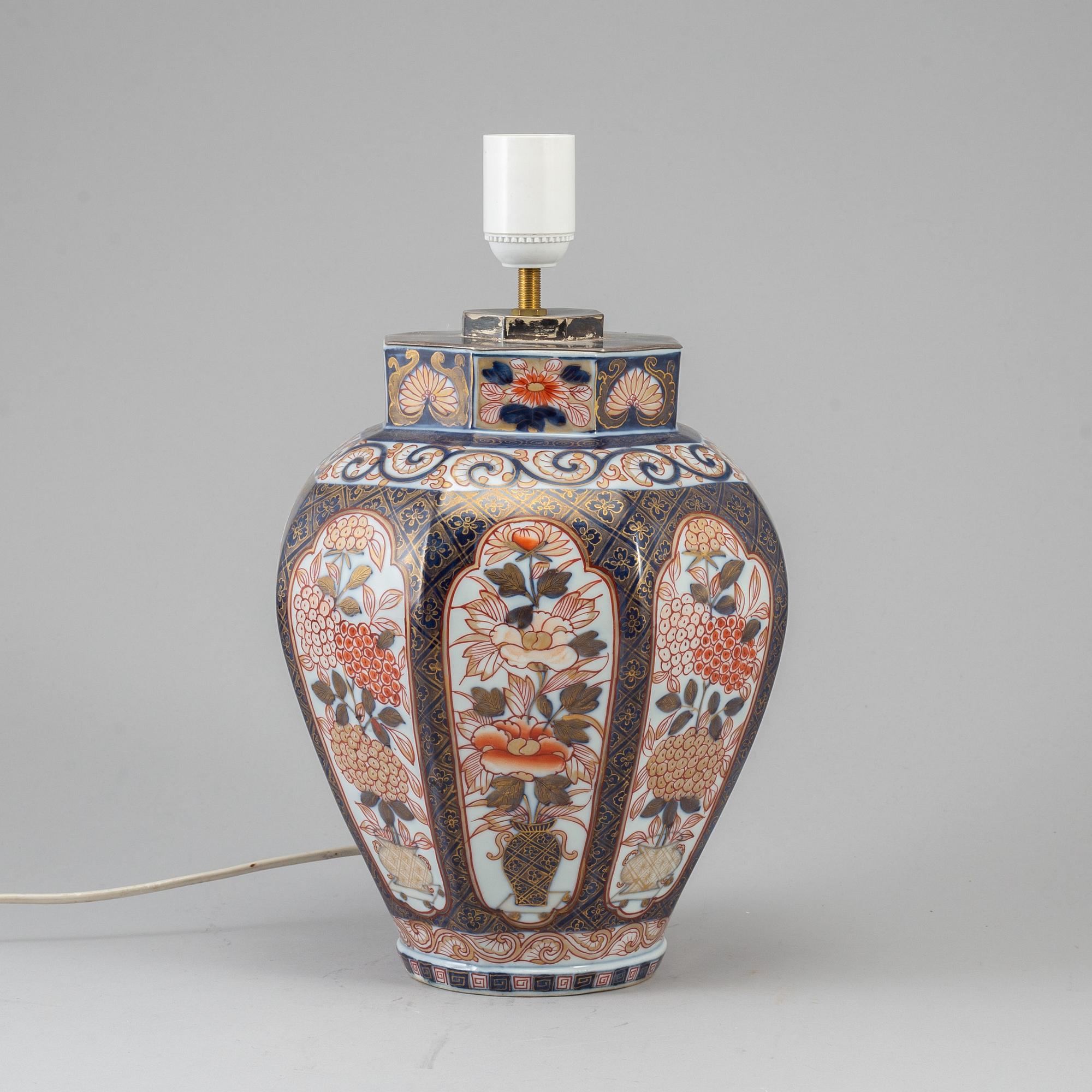 VAS, omgjord till LAMPA, porslin. Japan, Meiji (1868-1912).