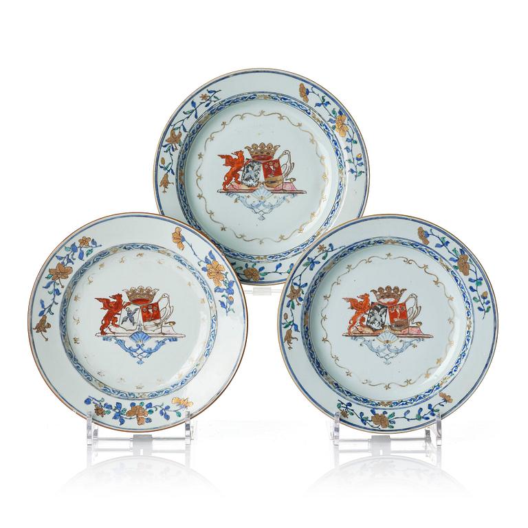 Tallrikar, tre stycken, porslin. Qingdynastin, Yongzheng (1723-35).