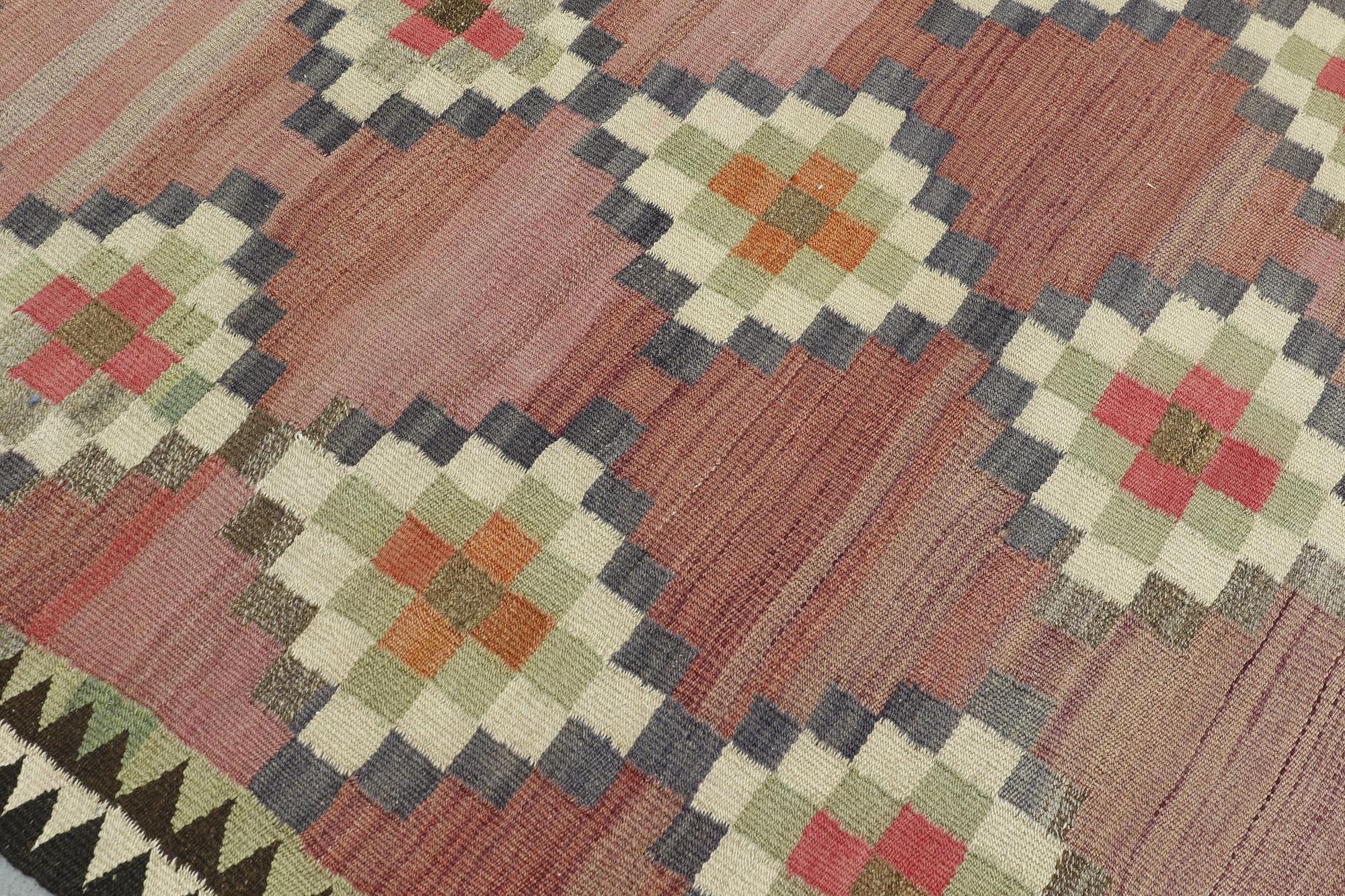 A persian kilim carpet, ca 295 x 158 cm.