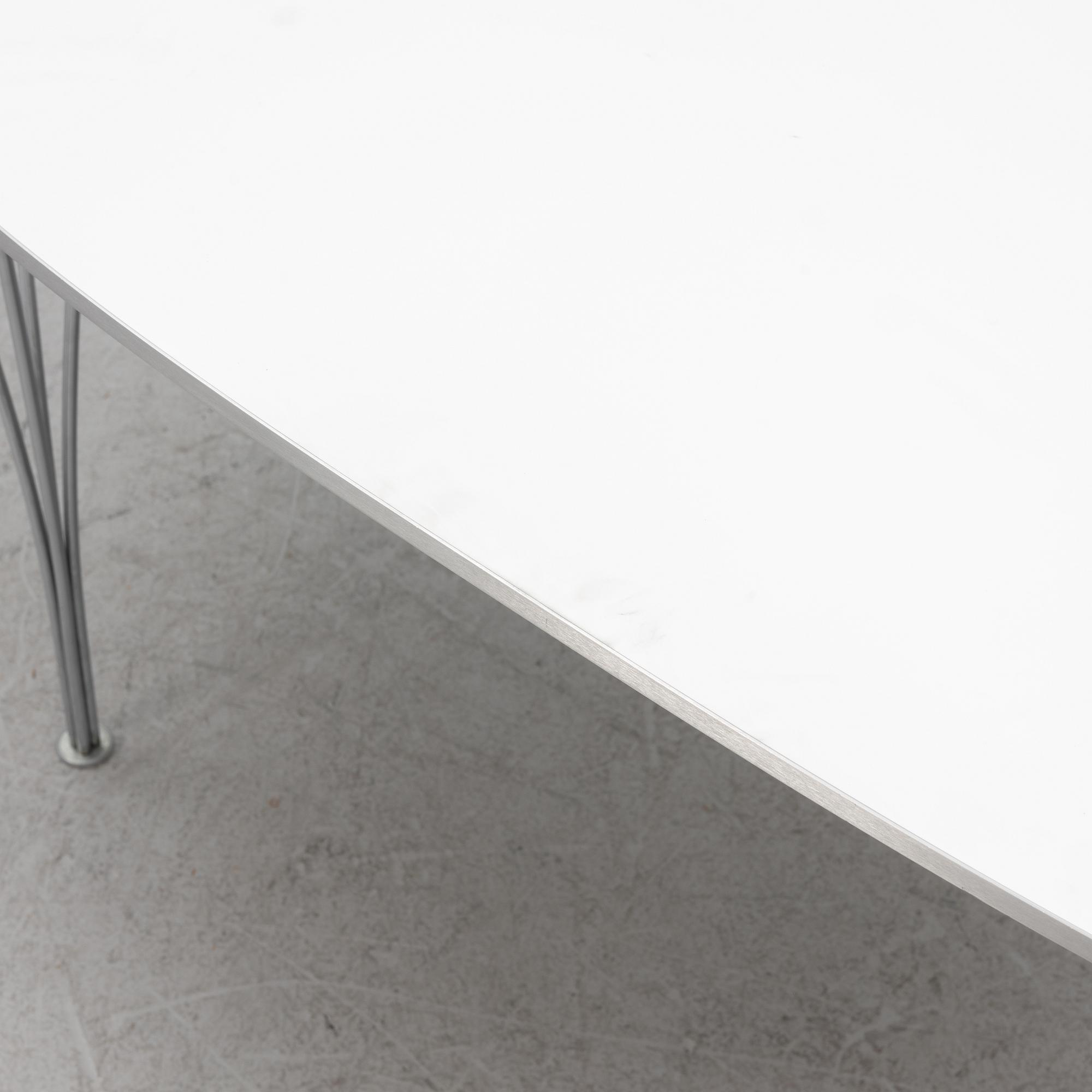 Bruno Mathsson & Piet Hein, matbord, "Superellips", Fritz Hansen, Danmark, 2021.