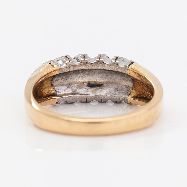 An 18K gold ring with diamonds ca. 0.51 ct according to engraving.