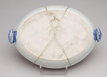 UPPLÄGGNINGSSKÅL med HÄNKLAR/KAROTT, porslin, Jiaqing, Kina, 1800-talets början.