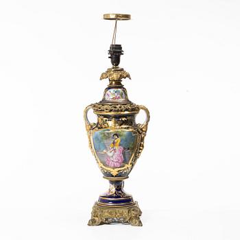 A porcelain and metal table lamp, first half of the 20th century.