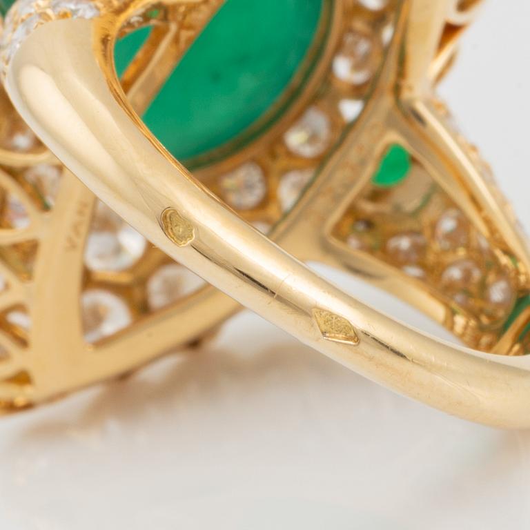 A Van Cleef & Arpels ring in 18K gold set  with cabochon-cut emerald and round brilliant-cut diamonds.