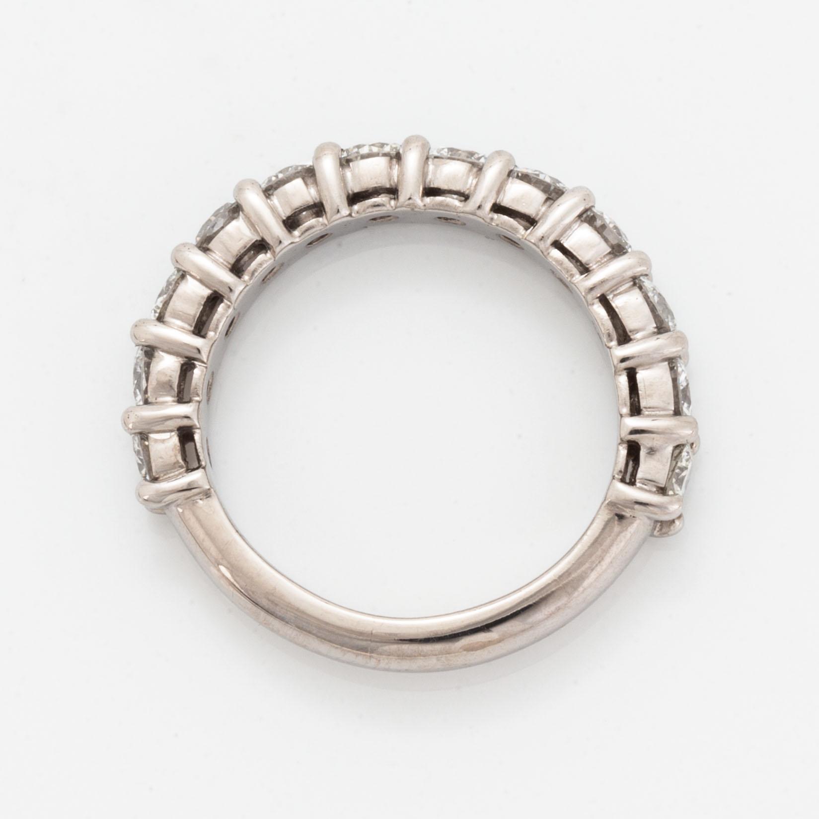 Ring 18K gold set with round brilliant-cut diamonds.