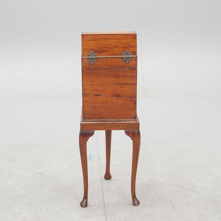 SCHATULL på ben, 1800-tal.