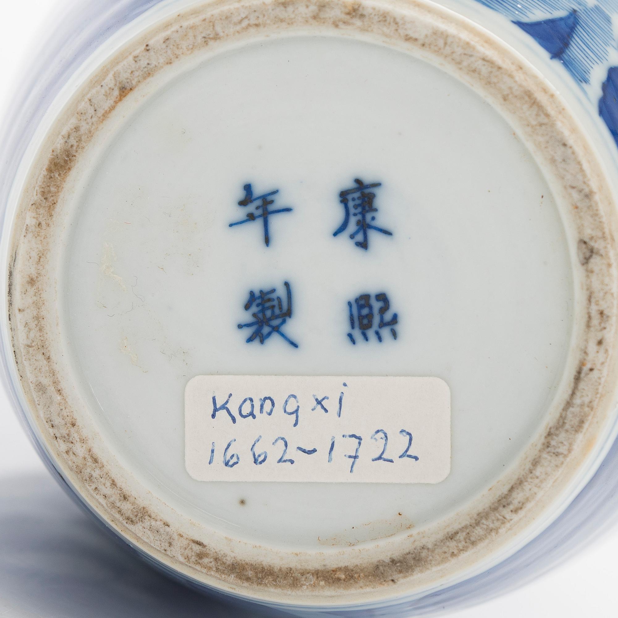 Two blue and white dishes and a vase, China, 18th/20th century.