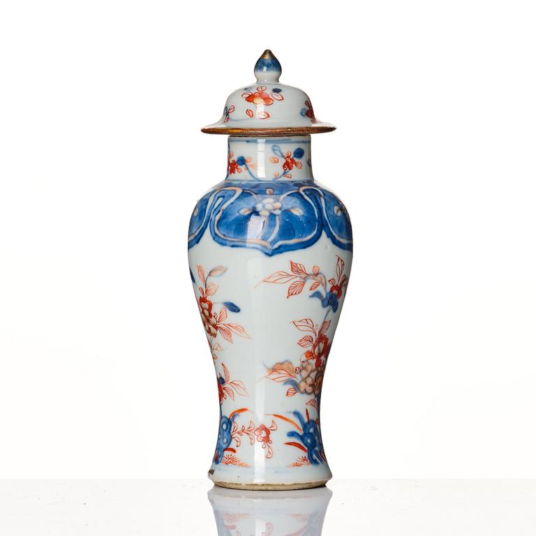 A Chinese imari vase with cover, Qing dynasty, early 18th Century, with Johanneum mark N:145x.