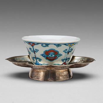 779. A silver tray with a cup, the tray late Qing dynasty.