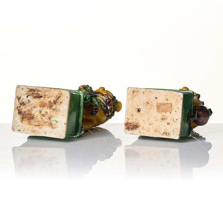 A pair of green and yellow glazed joss stick holders, Qing dynasty, Kangxi (1662-1722).