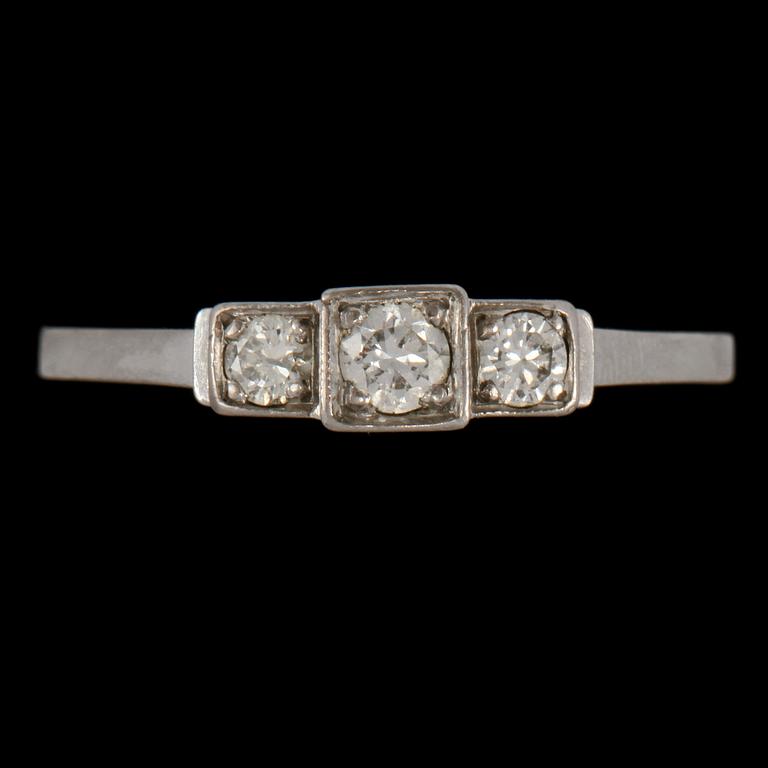 RING, 18k vitguld med 3 briljantslipde diamanter, tot 0.23 ct, Trege Guldsmedsaktiebolag, Göteborg, 1959. Vikt 2 g.