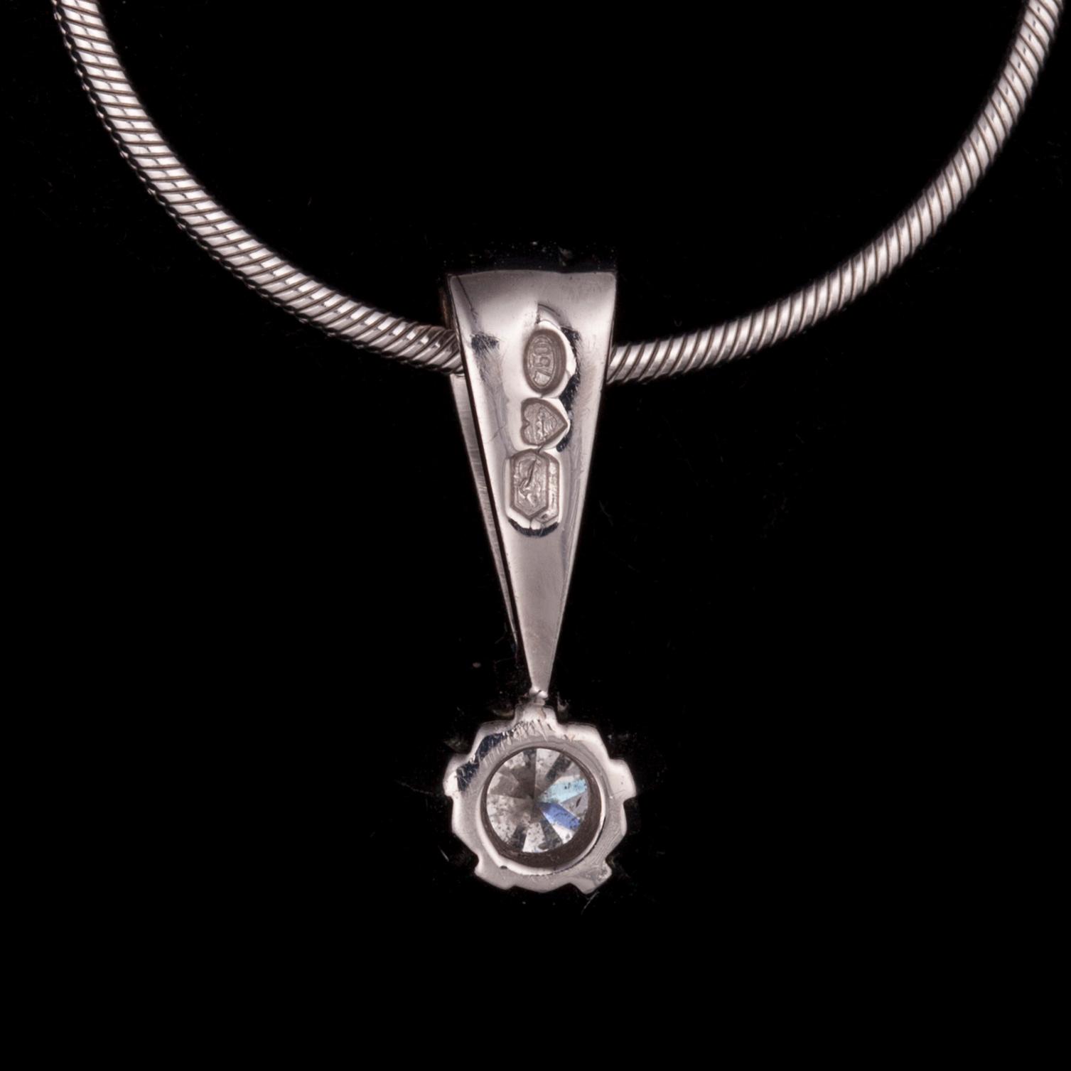 HÄNGSMYCKE 18K vitguld, briljantslipad diamant ca 0,33 ct, Kultakeskus. KED 14K vitguld. Vikt tot. 6 g.