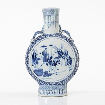 A blue and white moon flask, Qing dynasty, 19th century.