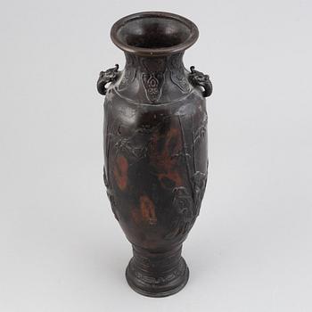 A bronze vase, Japan, Meiji (1868-1912).