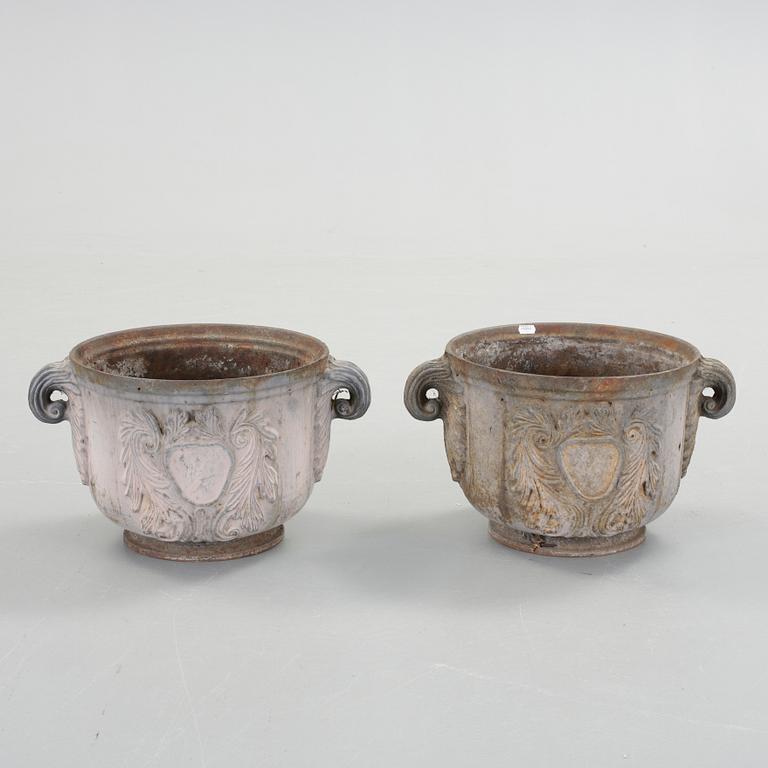 TRÄDGÅRDSURNOR, ett par, gjutjärn, omkring år 1900.