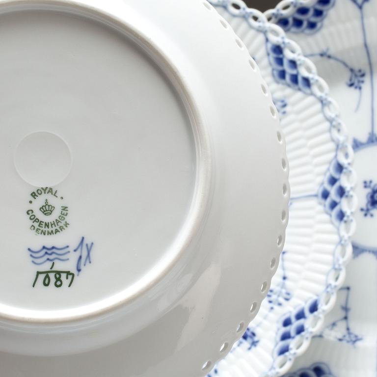 SERVISDELAR, porslin, 31 delar,"Musselmalet", Royal Copenhagen.