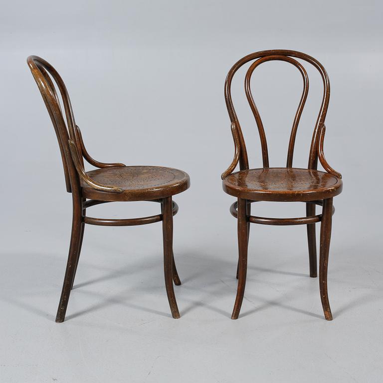STOLAR, ett par, Thonet, stämpelmärkta, 1900-talets första del.