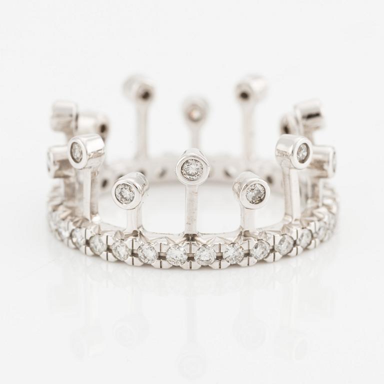 Ring i form av krona, vitguld med briljantslipade diamanter.