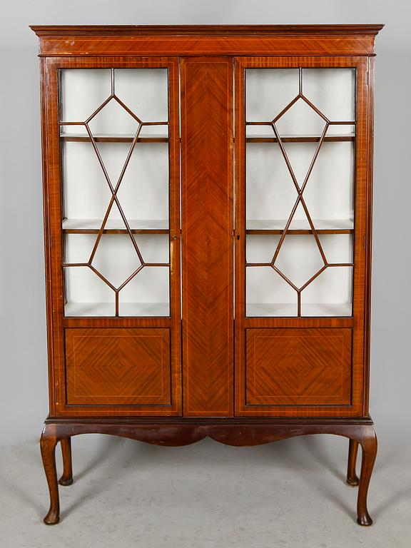 VITRINSKÅP, England, 1900-talets andra hälft.