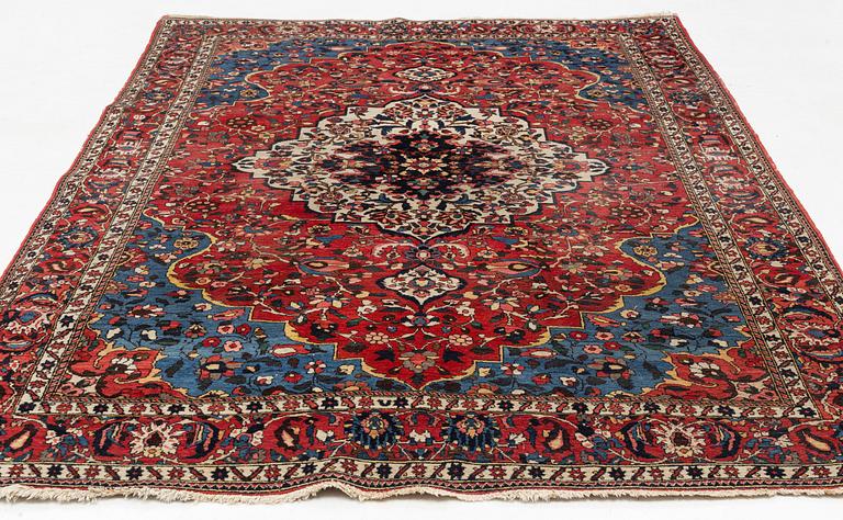 A Bakhtiari carpet, c. 305 x 205 cm.