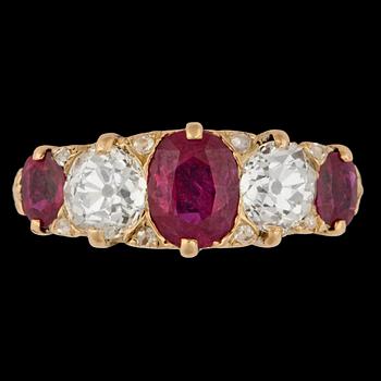 1130. A ruby, tot. app. 2.50 cts, and antique cut diamond ring, tot. app. 1.50 cts.