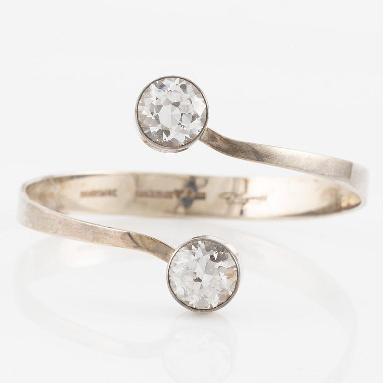 Gert Thysell, Gussi, armring silver med syntetisk vit spinell.