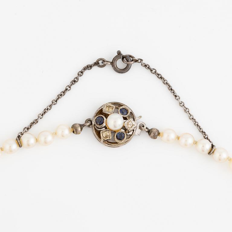 Pearl necklace, with graduated cultured pearls, clasp 18K white gold.