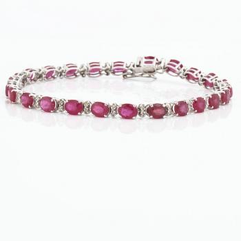 ARMBAND, med rubiner ca 11.90 ct och briljantslipade diamanter ca 0.55 ct.