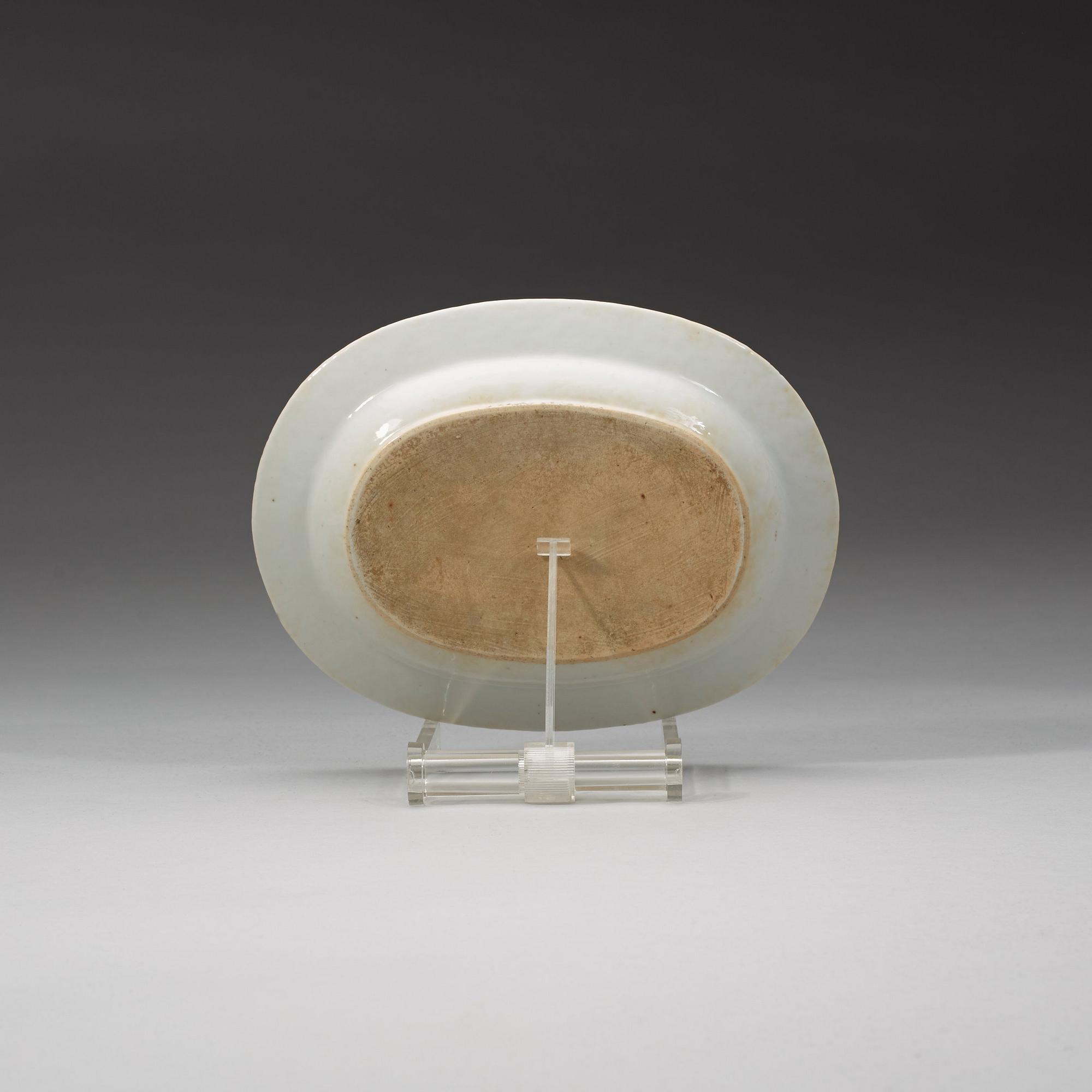 TERRIN med LOCK och FAT, kompaniporslin. Qingdynastin, Qianlong (1736-95).