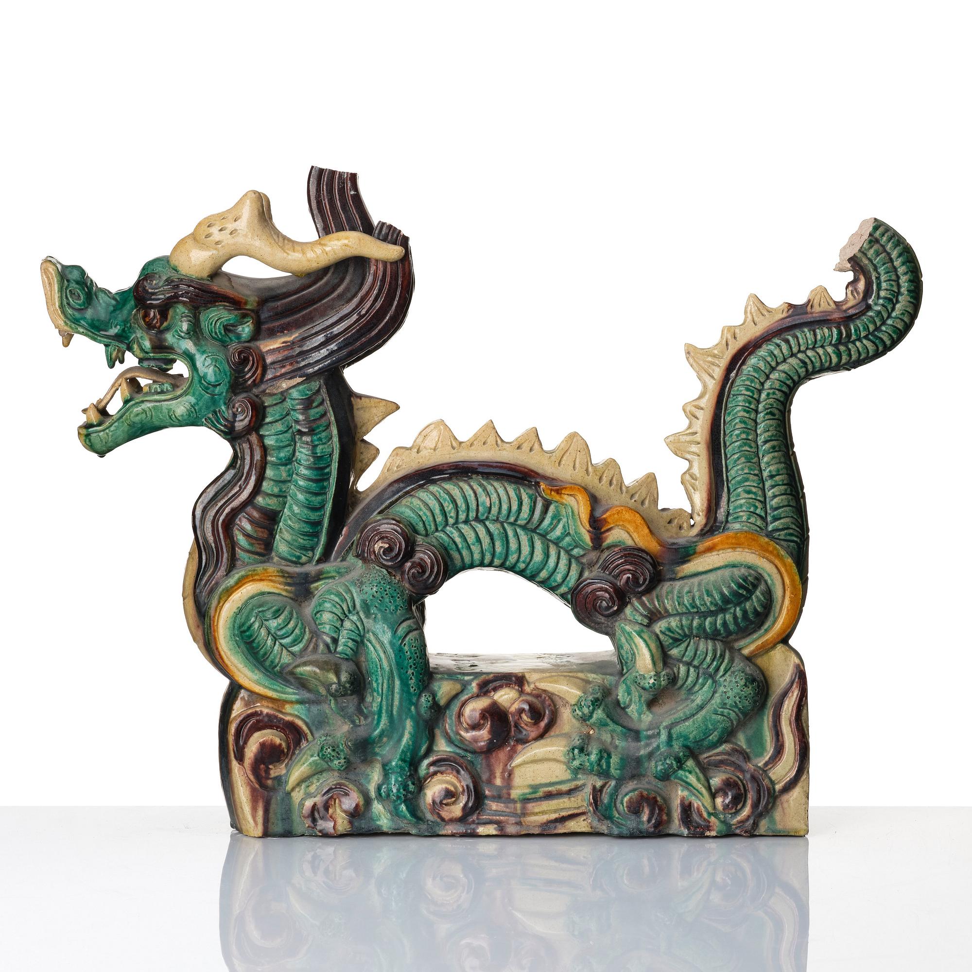 Taktegel/dekorelement, lergods. Qingdynastin (1644-1912).