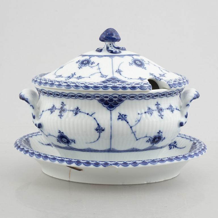 Two tureens, a creamer and two dishes, "Blue Fluted Half Lace"/"Musselmalet", Royal Copenhagen part 19th century.