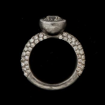 RING, 14 k guld med gammalslipad diamant ca 1,80 ct samt mindre briljantslipade diamanter ca 1,50 ct. Vikt ca 6 g.