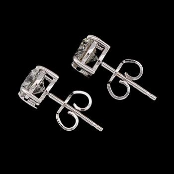 ÖRHÄNGEN, 1 par, 18K vitguld, solitära briljantslipade diamanter tot ca 1.84 ct.