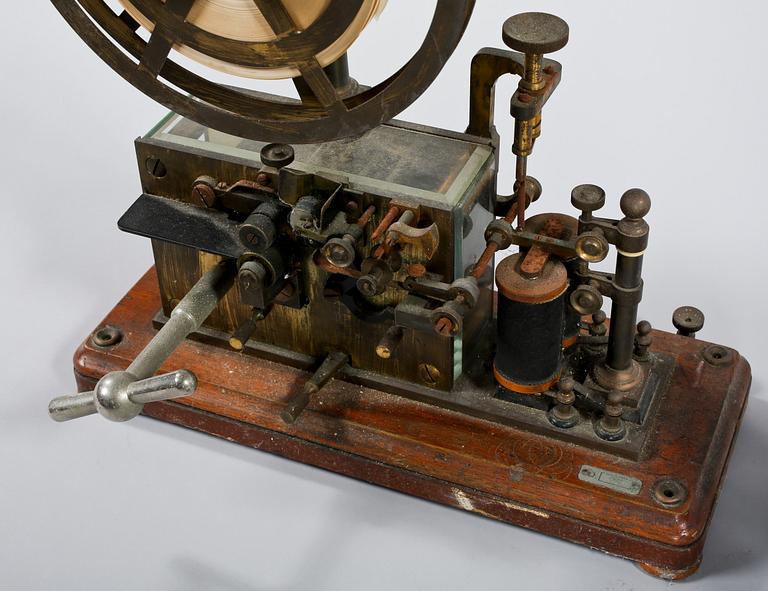MORSETELEGRAF MED TELEGRAFNYCKEL, L.M. Ericsson, Stockholm, No 3859, omkring år 1900.