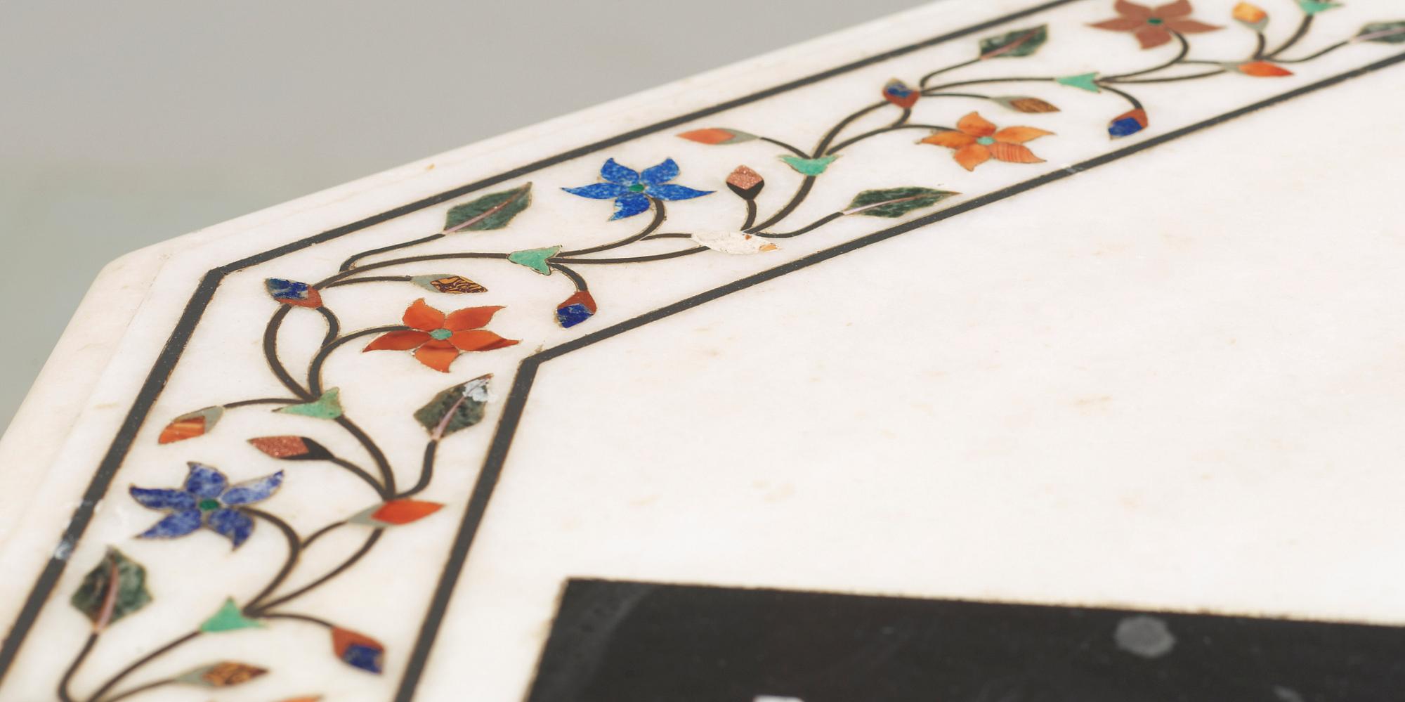 BORDSSKIVA, sk Pietra Dura, 1900-talets andra hälft.