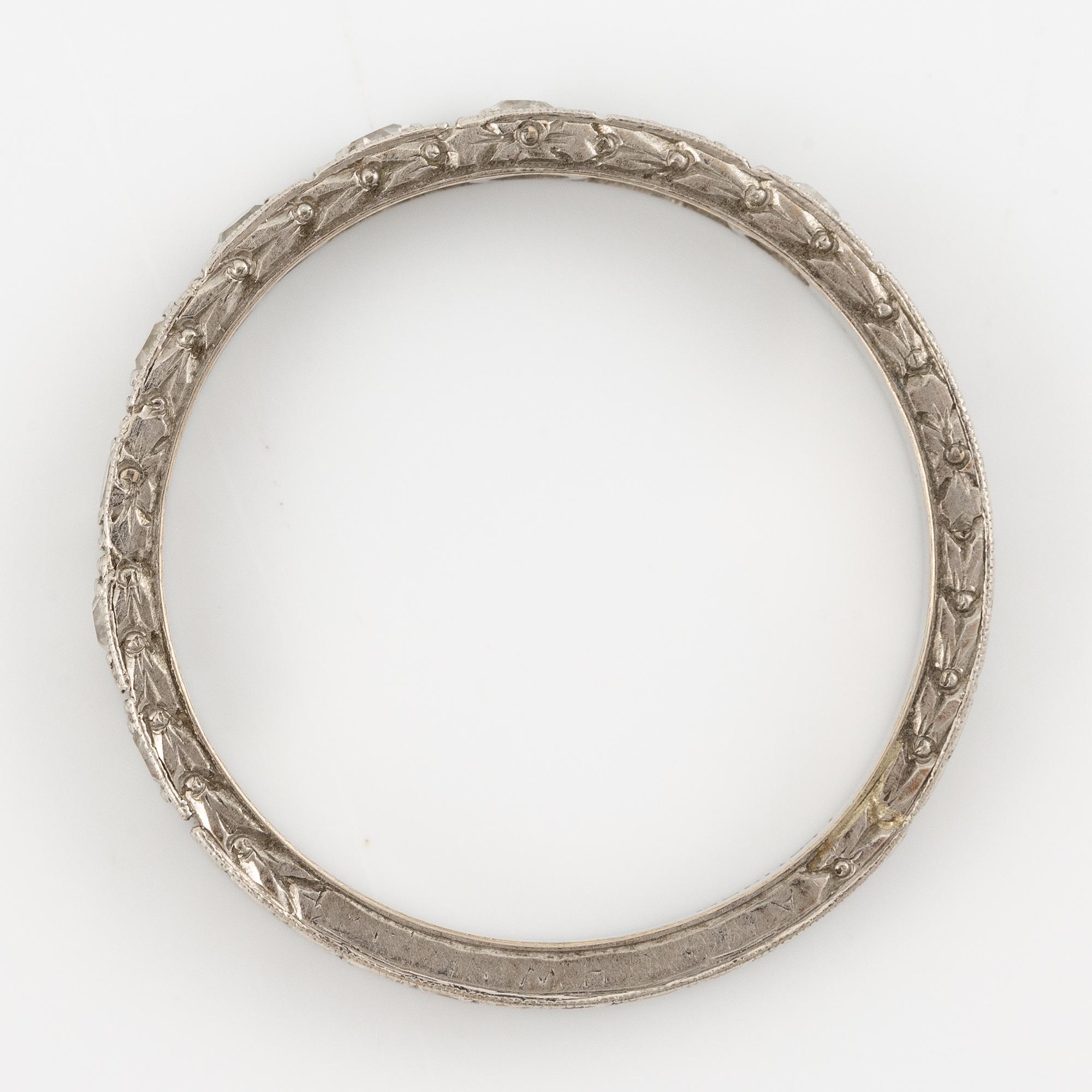 Ring, alliansring platina med åttkantslipade diamanter.