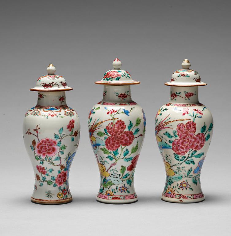 VASER med LOCK, tre stycken, porslin. Qingdynastin, Qianlong (1736-95).