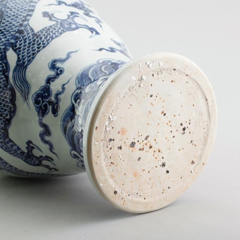 GOLVVAS, porslin, Kina, modern tillverkning.