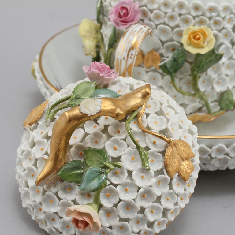 KOPP MED FAT, porslin, Meissen, 1900-tal.