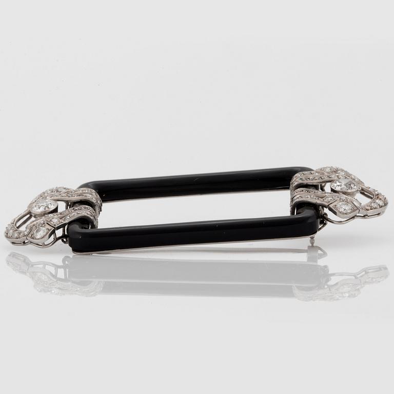 A Janesich Art Deco brooch in onyx and platinum set with old- and eight-cut diamonds.