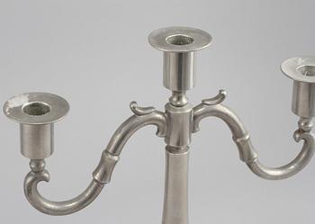 KANDELABRAR, ett par, tenn, Edvin Ollers, 1920-tal.