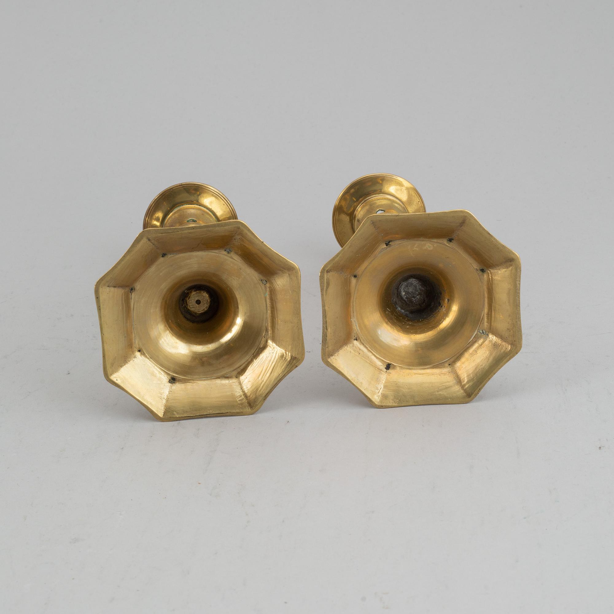 LJUSSTAKAR, ett par, brons, 1700-tal.