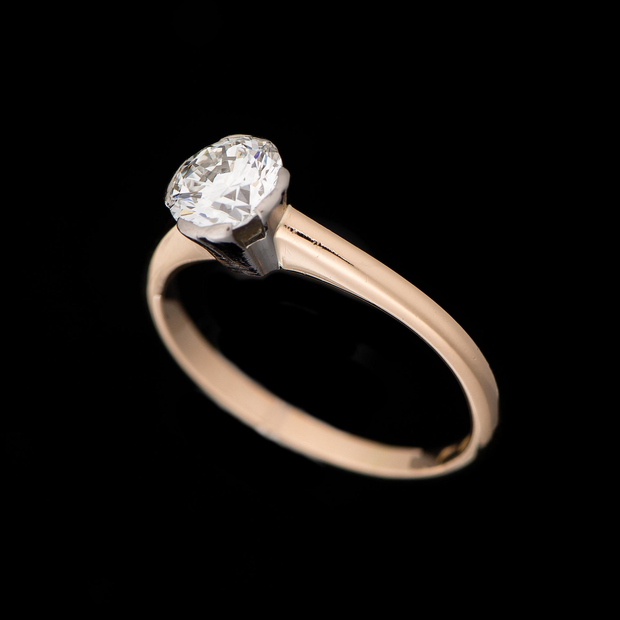 A RING, brilliant cut diamond, 18K gold. A. Tillander, Helsinki Finland.