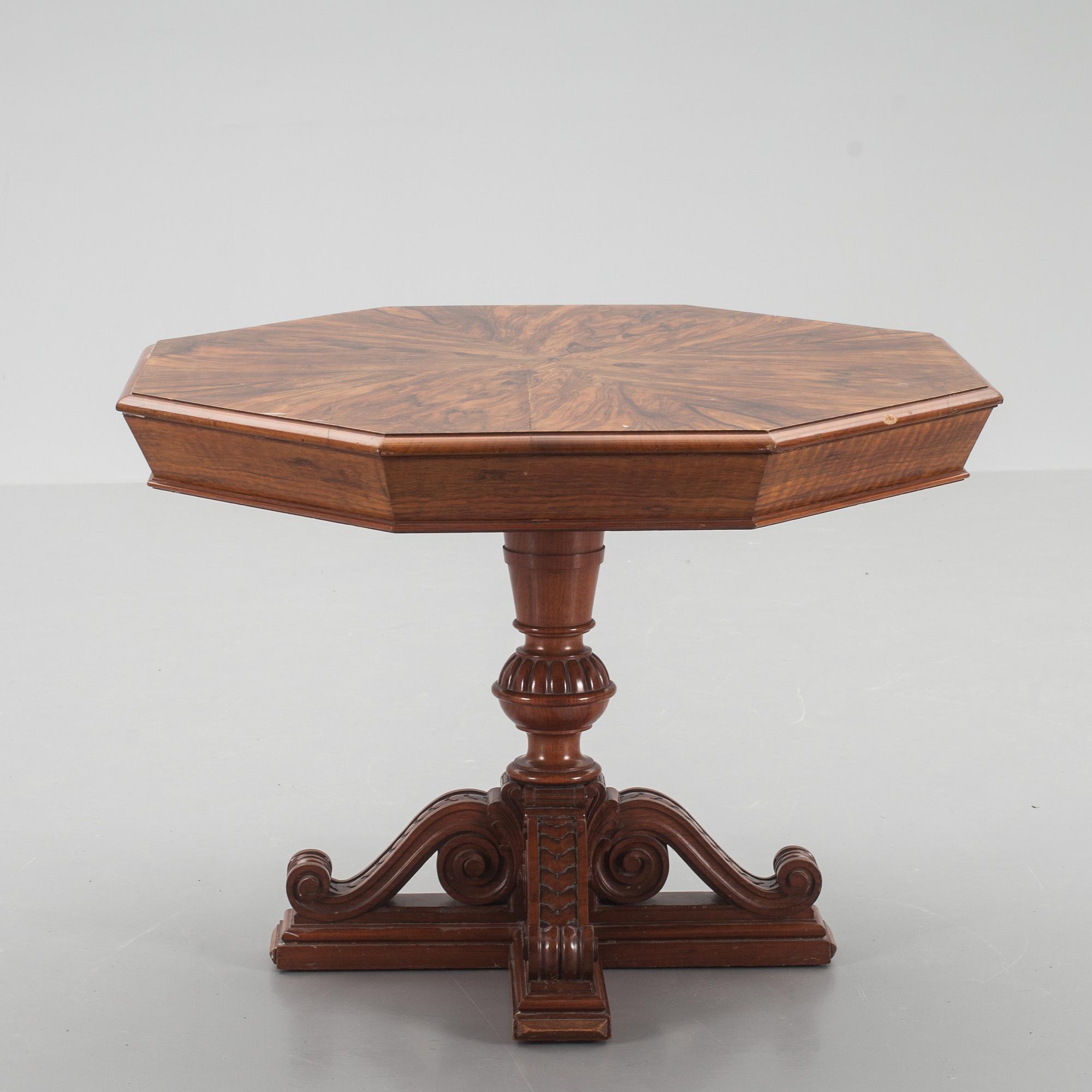 SOFFBORD, 1800-talets slut, valnötfanerat.