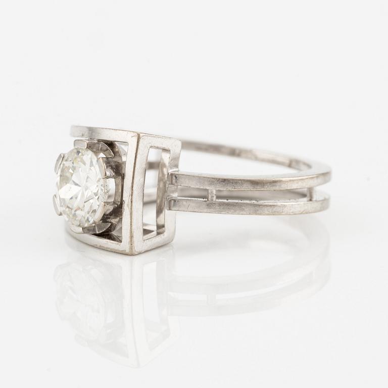 Rey Urban, ring 18K vitguld med en rund briljantslipad diamant ca 1,13 ct, Stockholm 1966.